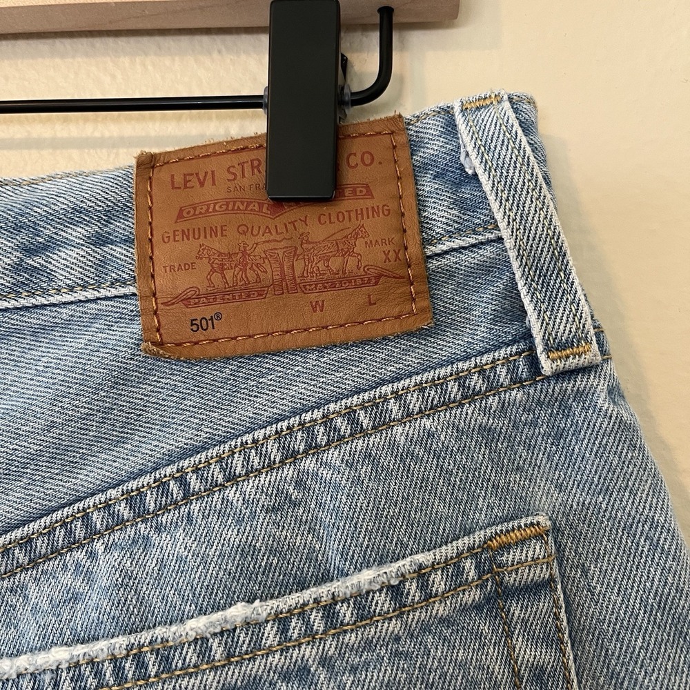 Levi's 501 Women's Jean Shorts 27 Light Wash Distressed 90s Classic Minimalist - Picture 6 of 9